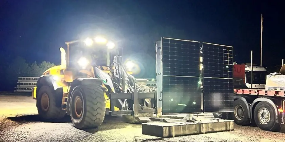 Installation moderner LED-Wechselverkehrszeichen zur Stauwarnung auf der E4